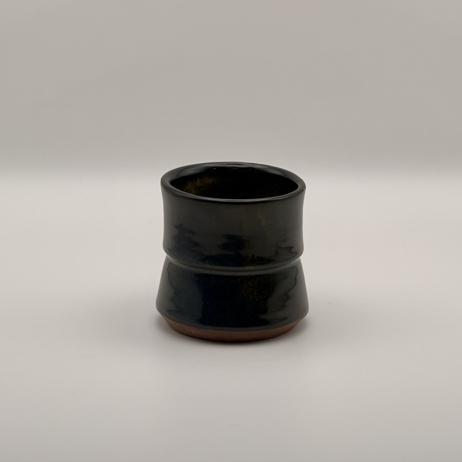 Dark navy tumbler with a ridged belt detail